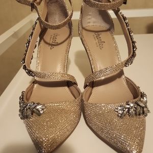 Gorgeous Charles David Gold and Rhinestone Shoes worn 1× size 7